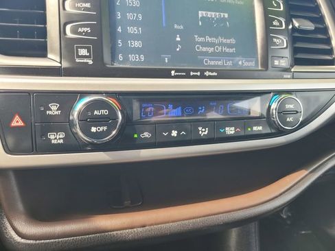 Used 2018 Toyota Highlander Limited Platinum AWD/4WD image 25