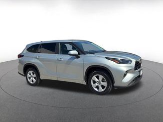 Used 2025 Toyota Highlander LE FWD video 2