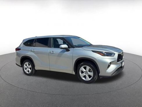 Used 2025 Toyota Highlander LE FWD image 2