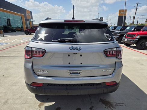 Used 2022 Jeep Compass Latitude AWD/4WD image 4