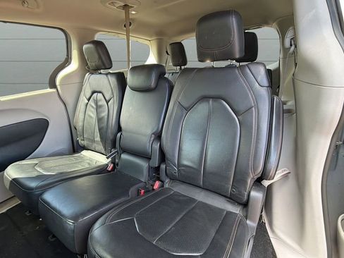 Used 2019 Chrysler Pacifica Touring-L FWD image 23