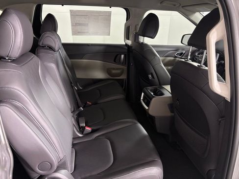 New 2026 Kia Carnival EX FWD image 45