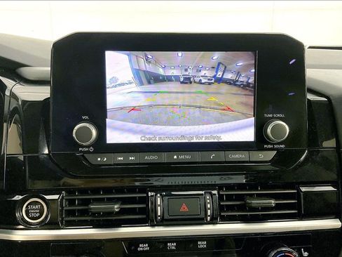 Used 2024 Nissan Pathfinder SV image 30