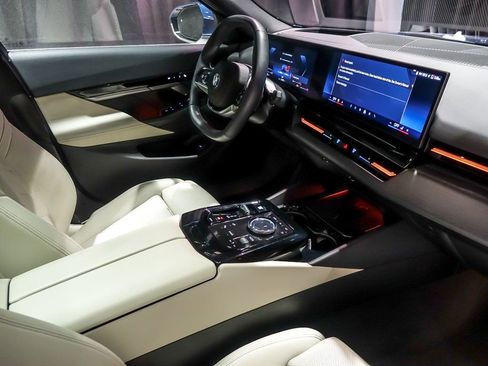 Used 2024 BMW 530i xDrive w/ Premium Package image 34