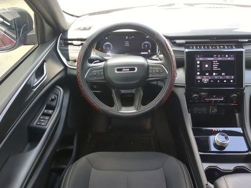 Certified 2024 Jeep Grand Cherokee Laredo AWD/4WD image 18