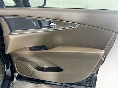 Used 2016 Lincoln MKX Reserve w/ Driver Assistance Package image 32