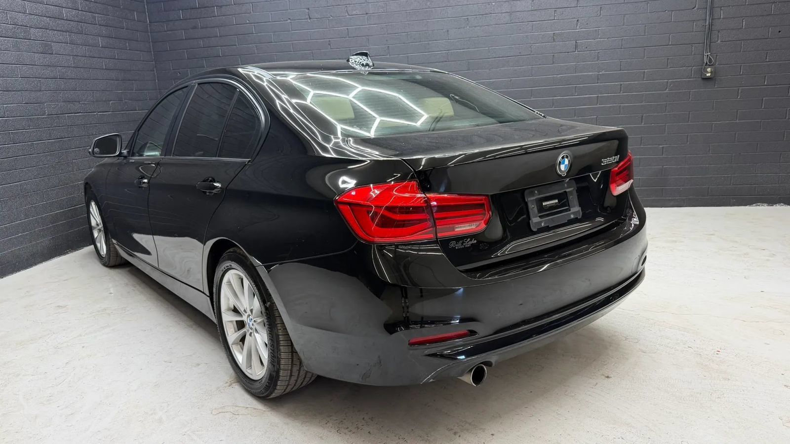 Used 2018 BMW 320i Sedan RWD image 4