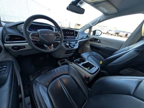 Used 2022 Chrysler Pacifica Touring-L image 5