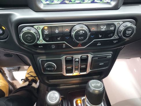 Used 2021 Jeep Wrangler Unlimited Sahara image 41