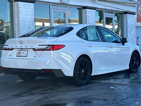 Used 2025 Toyota Camry SE image 4