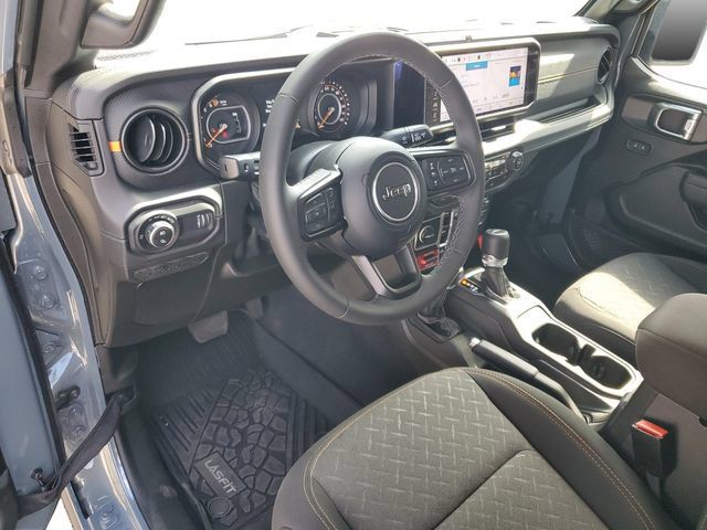 Used 2025 Jeep Gladiator Mojave w/ Convenience Group AWD/4WD image 10