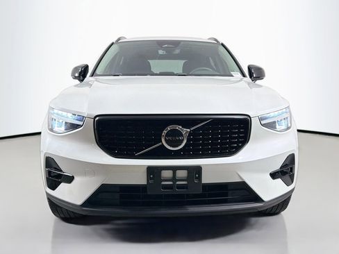 Certified 2023 Volvo XC40 B5 Plus image 2