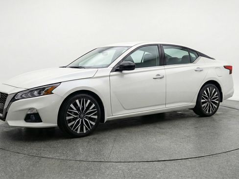 Used 2025 Nissan Altima 2.5 SV image 3