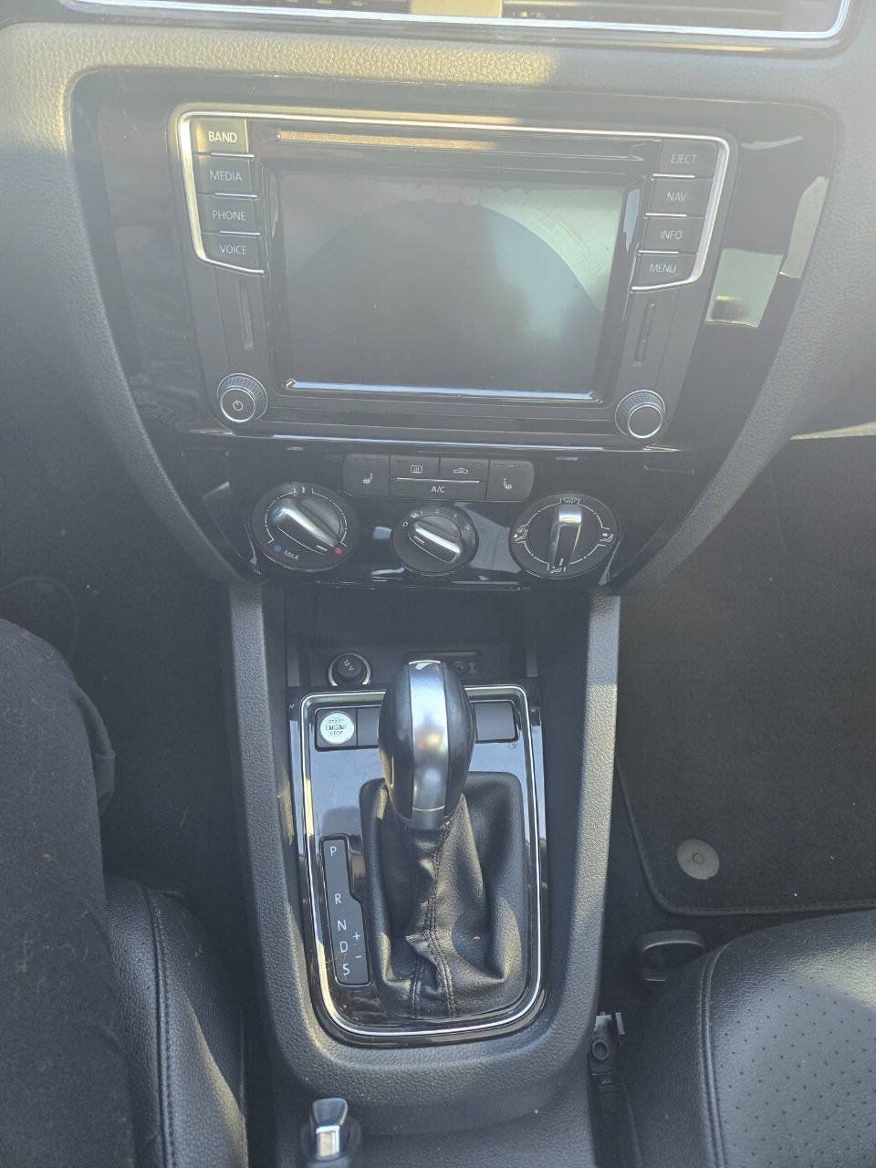 Used 2016 Volkswagen Jetta SEL w/ Lighting Package FWD image 4