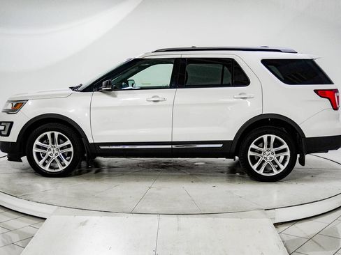 Used 2017 Ford Explorer XLT w/ Equipment Group 202A AWD/4WD image 4