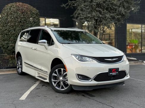 Used 2017 Chrysler Pacifica Limited w/ Advanced Safetytec Group image 7