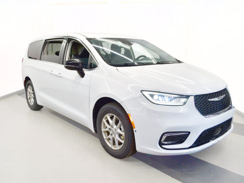 Used 2024 Chrysler Pacifica Touring-L FWD image 2