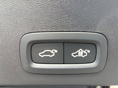 Certified 2025 Volvo XC40 B5 Ultra w/ Protection Package Premier image 42