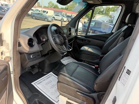 Used 2024 Mercedes-Benz Sprinter 2500 image 13