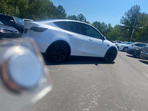 Used 2024 Tesla Model Y Long Range AWD/4WD image 27