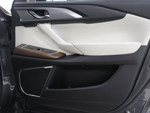 Used 2023 MAZDA CX-9 Signature image 9