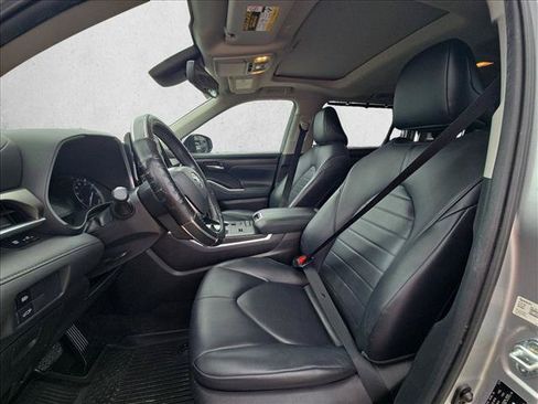 Used 2021 Toyota Highlander XLE FWD image 15