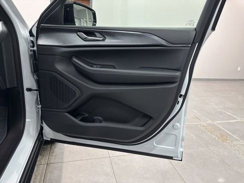 New 2025 Jeep Grand Cherokee L Altitude image 53