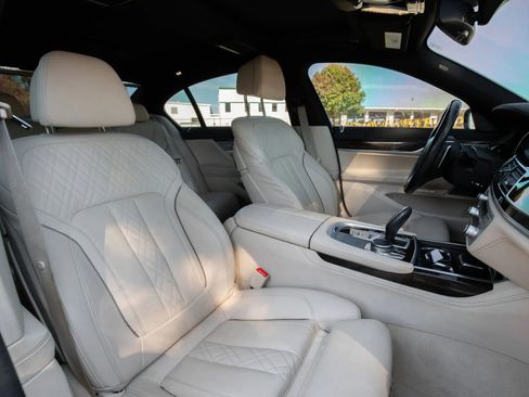 Used 2018 BMW 750i image 30