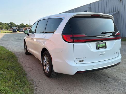 Used 2026 Chrysler Pacifica Limited AWD/4WD image 7