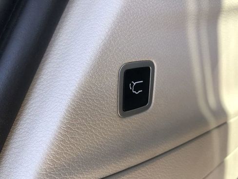 Used 2024 Chrysler Pacifica Touring-L image 10