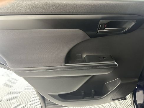 Used 2025 Toyota Highlander LE FWD image 29