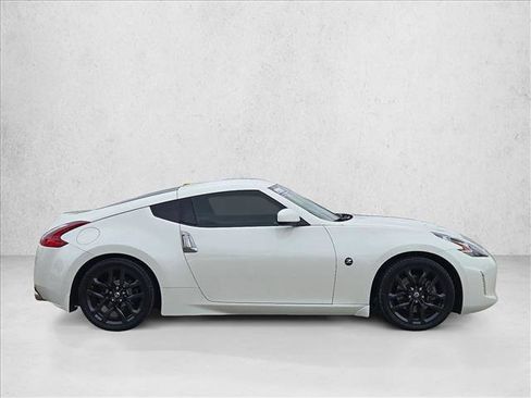 Used 2020 Nissan 370Z Coupe RWD image 4