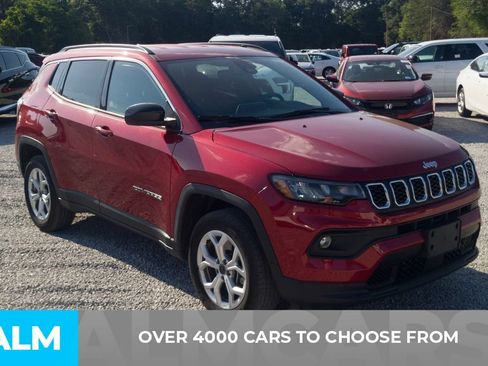 Used 2025 Jeep Compass Latitude AWD/4WD image 2