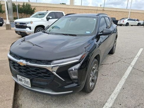Used 2025 Chevrolet Trax LT w/ LT Convenience Package FWD image 2