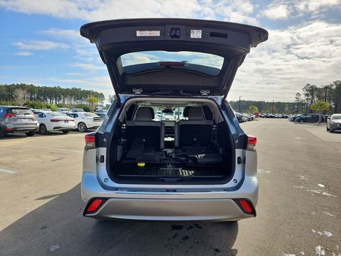 Used 2024 Toyota Highlander Platinum image 17