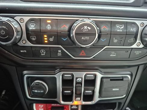 Used 2022 Jeep Gladiator Mojave w/ Cold Weather Group image 17