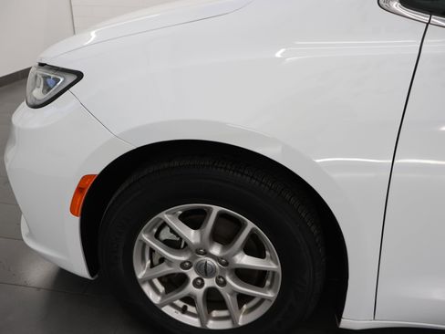 Used 2024 Chrysler Pacifica Touring-L FWD image 33
