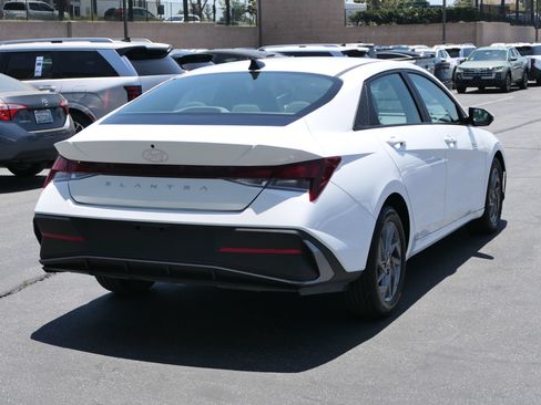 Certified 2024 Hyundai Elantra SEL FWD image 3