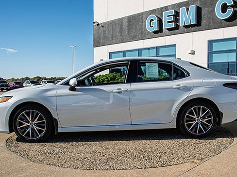 Used 2024 Toyota Camry XLE image 2