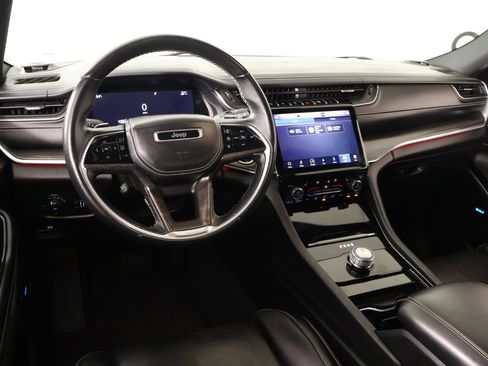 Used 2022 Jeep Grand Cherokee Overland w/ Luxury Tech Group IV RWD image 2