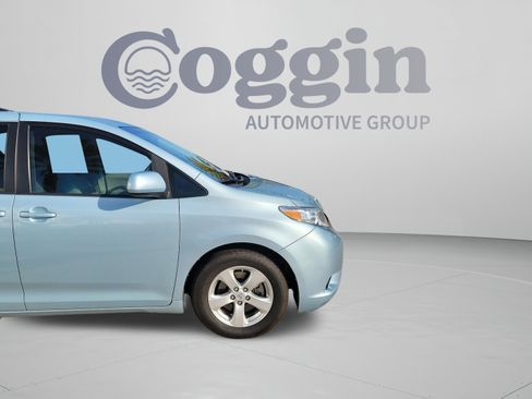 Used 2017 Toyota Sienna LE FWD image 29