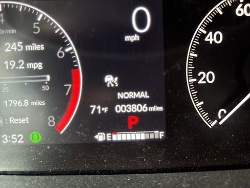 Used 2025 Honda Pilot Sport image 17