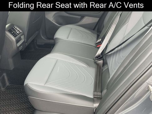 Used 2025 Volkswagen Tiguan SE image 12