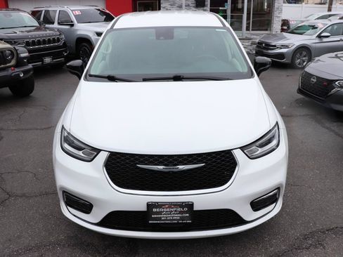 Used 2024 Chrysler Pacifica Touring-L FWD image 9