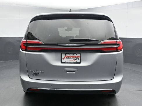 Used 2023 Chrysler Pacifica Touring-L FWD image 8
