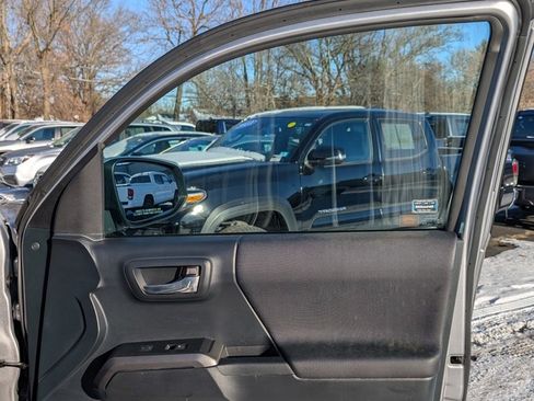 Used 2019 Toyota Tacoma TRD Off-Road w/ Technology Package image 19