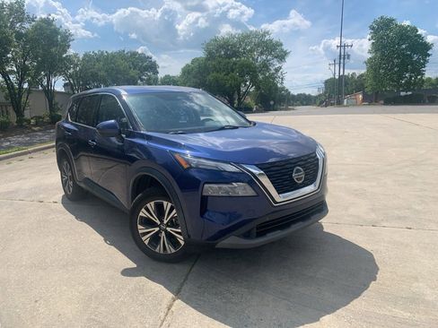 Used 2021 Nissan Rogue SV image 3