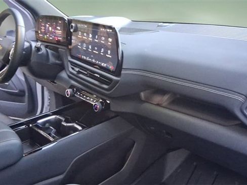 Used 2025 Chevrolet Silverado EV LT image 19