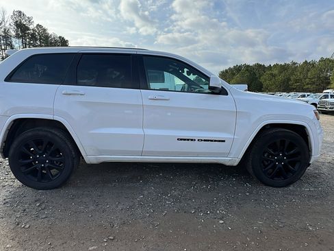 Used 2017 Jeep Grand Cherokee Altitude image 5