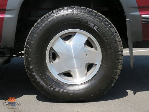 Used 1999 Chevrolet Suburban 4WD w/ Preferred Equipment Group 3 image 23